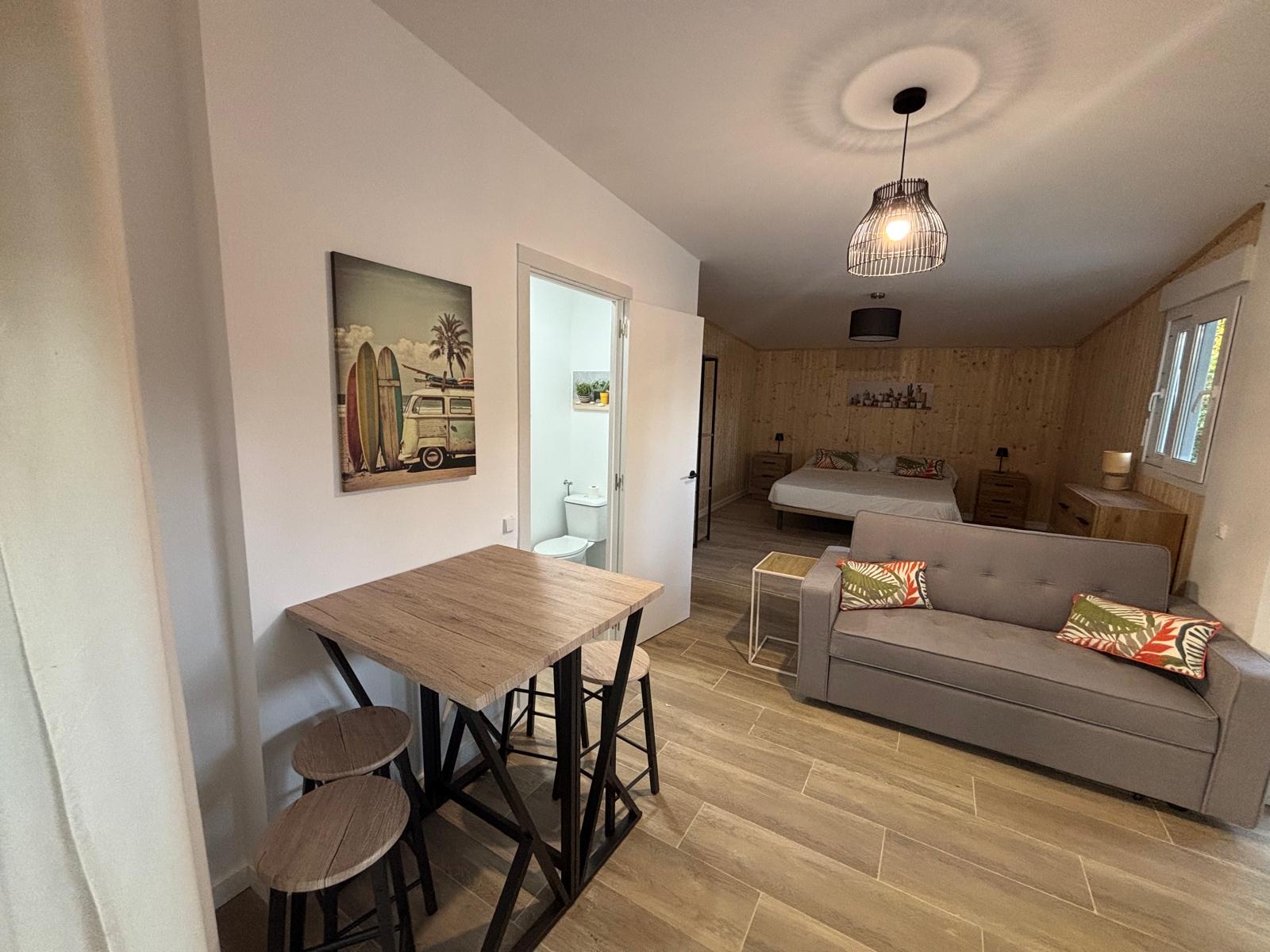 Estudio con sofá cama y zona de comedor del apartamento, Tarragona