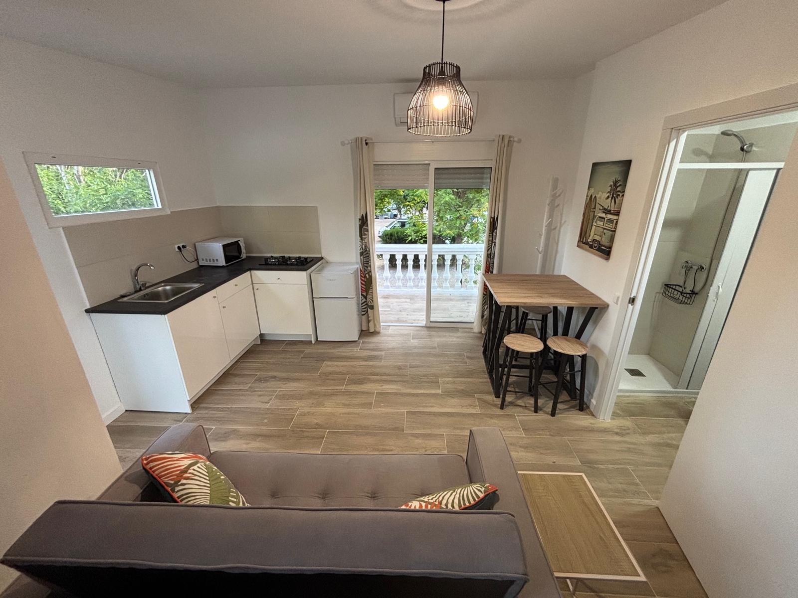Cocina y salón del apartamento con salida a la terraza, Camping Platja Llarga