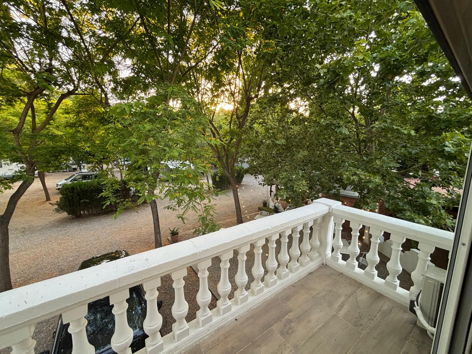 Terraza del apartamento del Camping Platja Llarga al atardecer, Tarragona